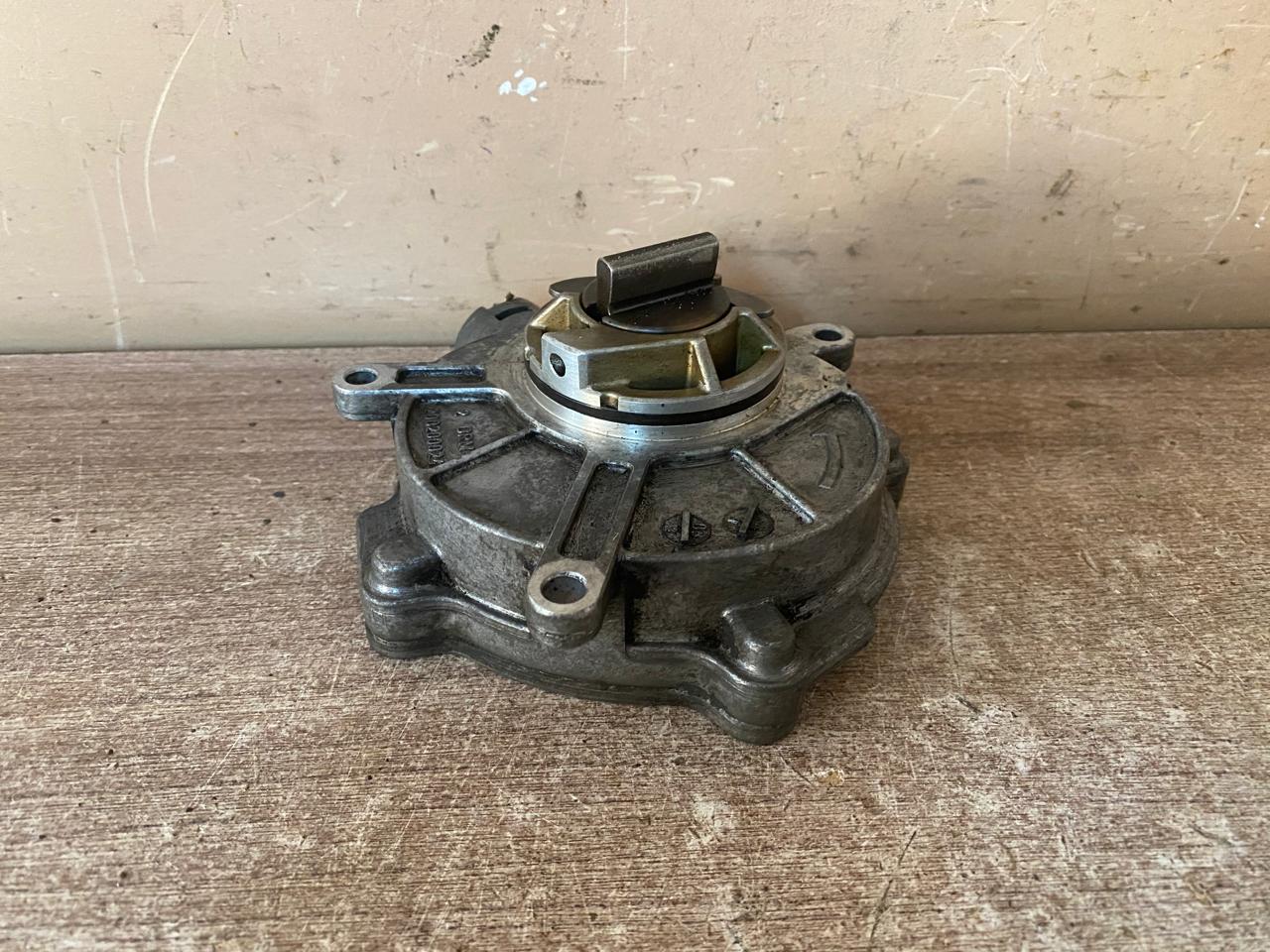 Audi A6 [C6,4F] Насос вакуумный AUDI A6 [C6,4F] (2005-2011) (2.4 V6 BDW) A4 [B7] 2005-2007 (06E145100D)