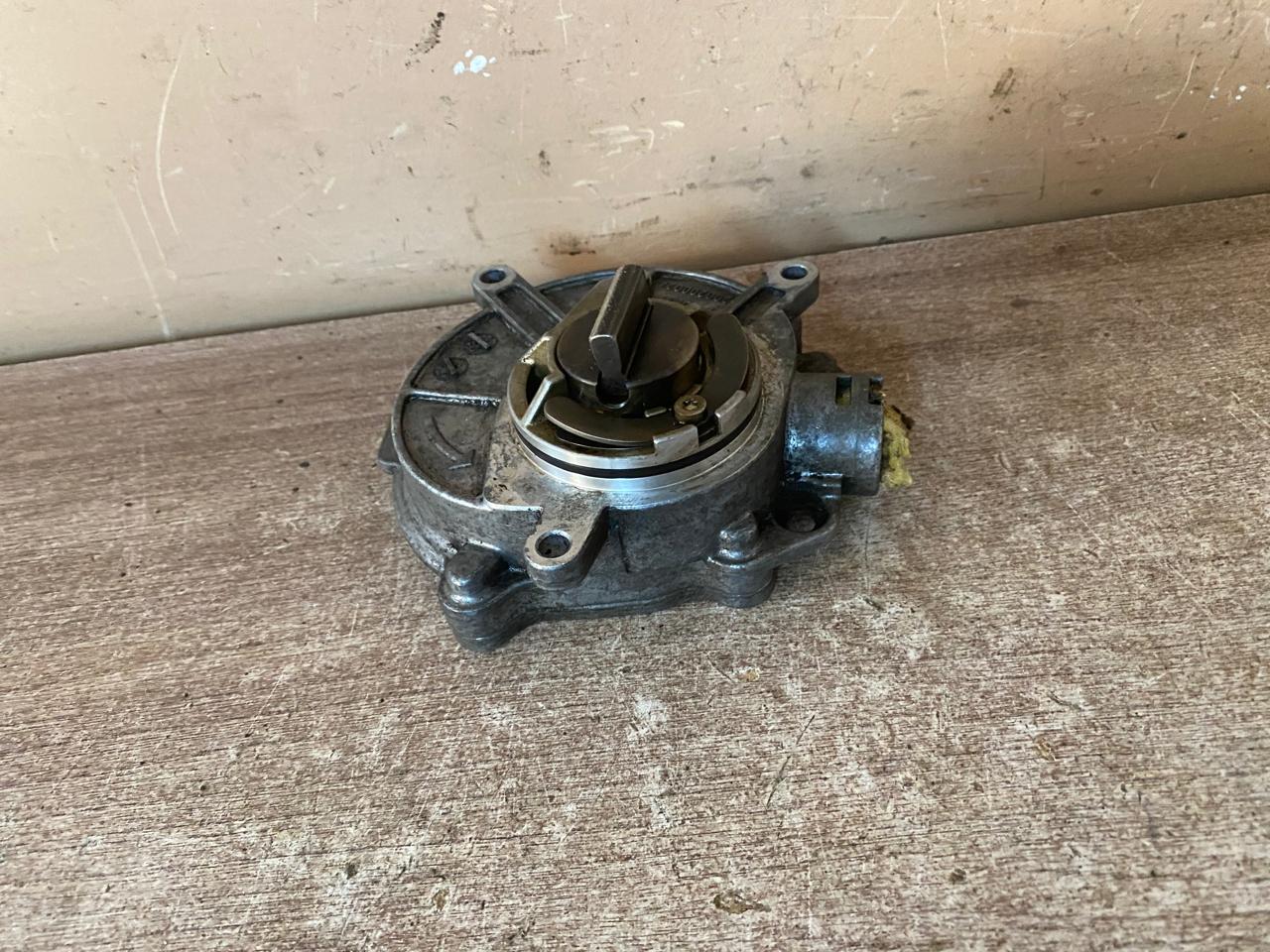Audi A6 [C6,4F] Насос вакуумный AUDI A6 [C6,4F] (2005-2011) (2.4 V6 BDW) A4 [B7] 2005-2007 (06E145100D)