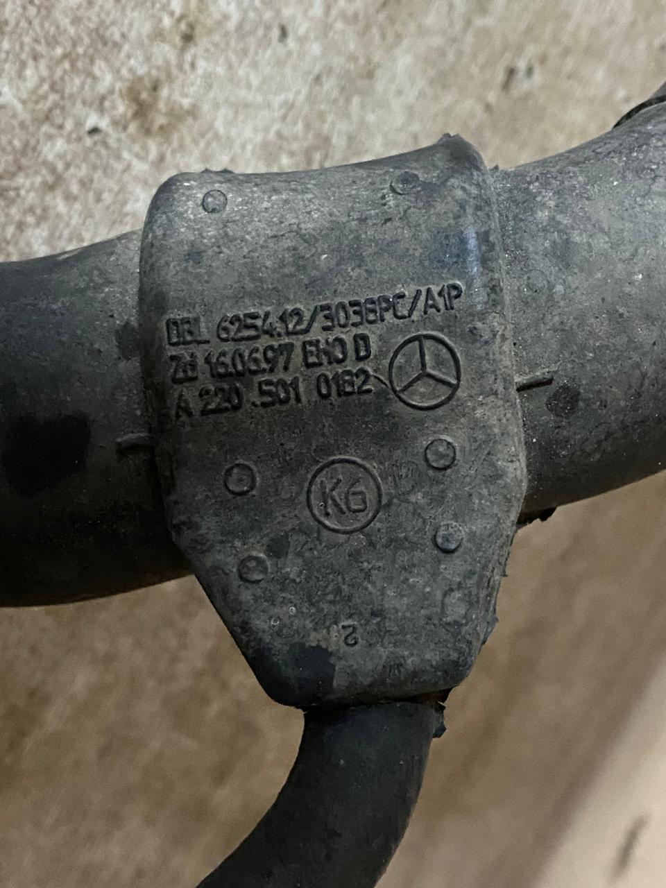 Патрубок радиатора MB W220 (верхний) 2205010182 Mercedes Benz оригинал