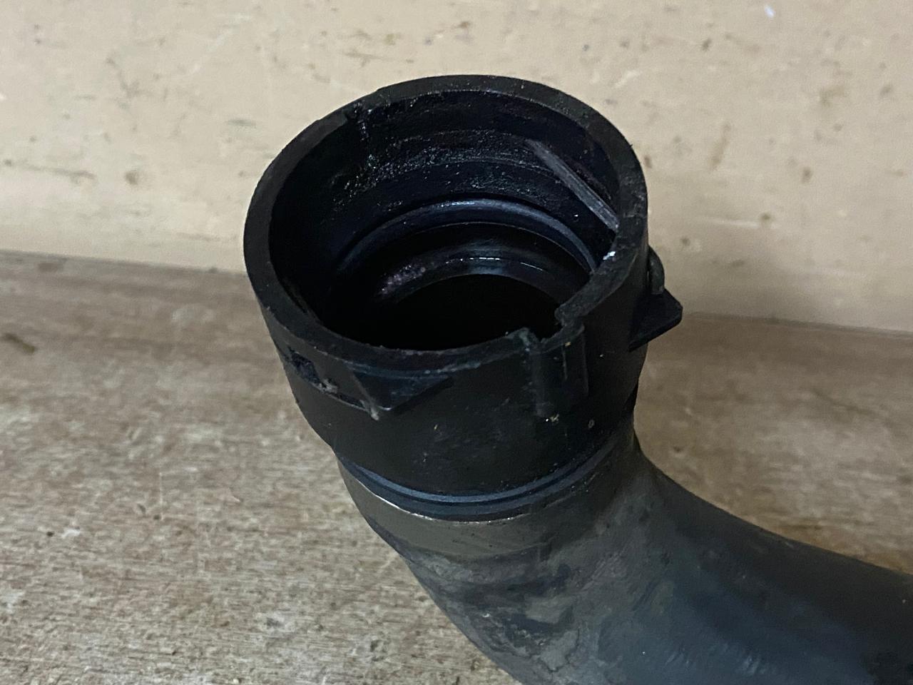 Патрубок радиатора MB W220 (верхний) 2205010182 Mercedes Benz оригинал