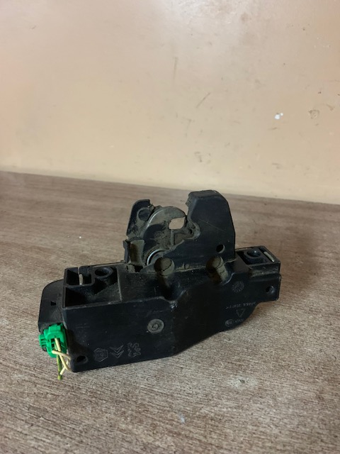 Citroen C4 2005-2011 Замок багажника для Citroen C4 2005-2011 (х/б )  дефект