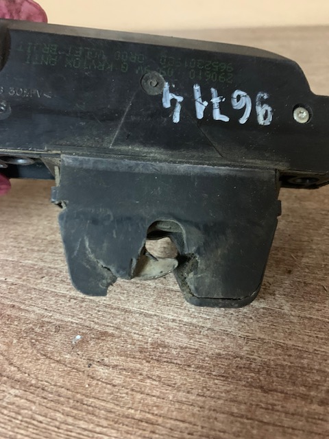 Citroen C4 2005-2011 Замок багажника для Citroen C4 2005-2011 (х/б )  дефект