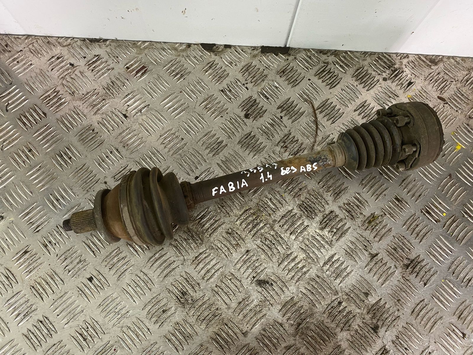 Skoda Fabia 1999-2006 Полуось передняя левая Fabia 1999-2007;Polo 2001-2009;Ibiza V 2008-2017;Fabia 2007-2015;Roomster 2006-2015;Cordoba 2002-2008;Ibiza IV 2002-2008;Polo (HB) 2009> (МКПП 6Q0407271AT) (Левый руль)