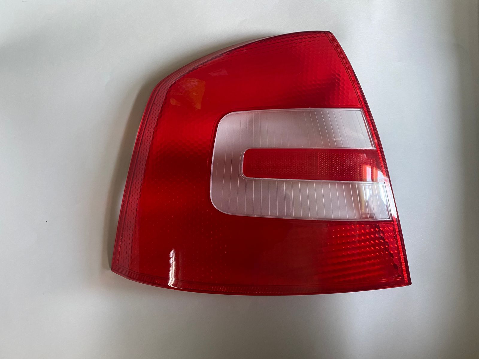 Стекло левого фонаря Шкода Октавия А5 2004-2009 новое аналог для 1Z5945095A BH-8568 (Турция)  Для- Фонарь задний левый Octavia (A5 1Z-) 2004-2009 (ДО 2009 ГОДА ХЕТЧБЭК 1Z5945095A)
