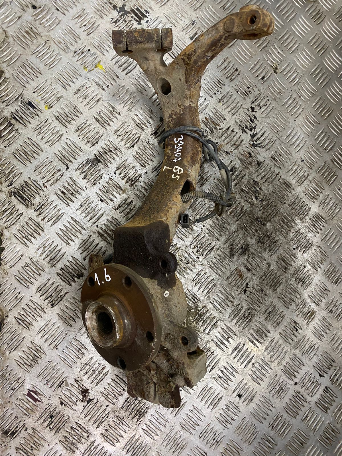 Volkswagen Passat B5 1996-2000 Кулак поворотный передний левый ,(75 мм)VW PASSAT / AUDI A4 80407257S; 80407257AC; 80407257AL