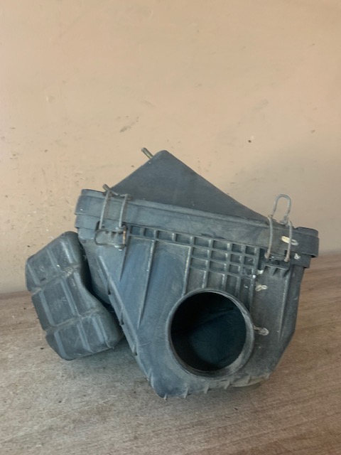 Mitsubishi Pajero-Montero Sport (K9) Корпус воздушного фильтра Pajero/Montero Sport (K9) 1997-2008 (нижняя часть MR127419  крышка MR266344)