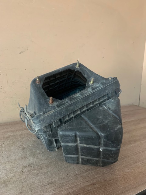 Mitsubishi Pajero-Montero Sport (K9) Корпус воздушного фильтра Pajero/Montero Sport (K9) 1997-2008 (нижняя часть MR127419  крышка MR266344)