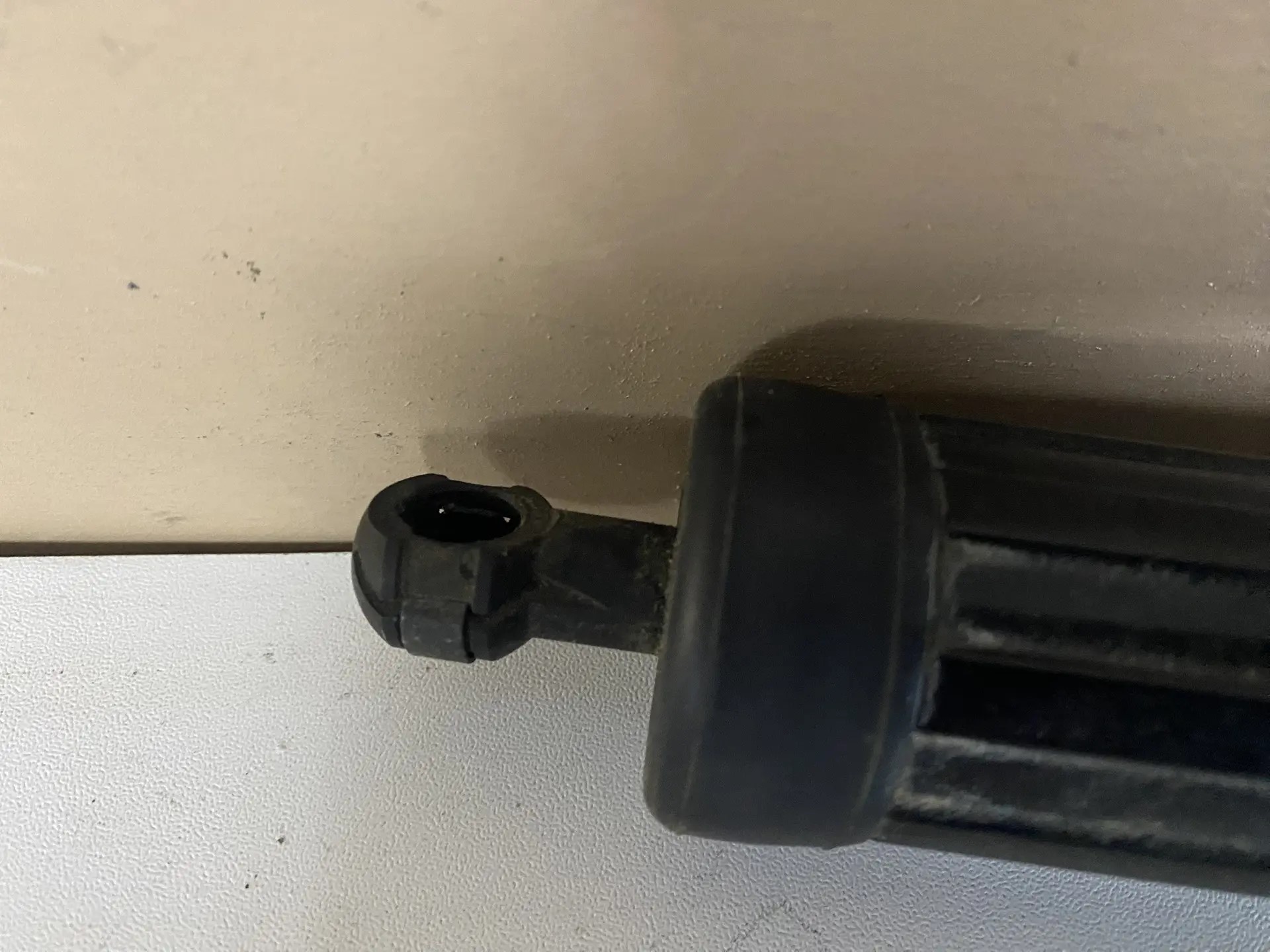 Амортизатор двери багажника правый Toyota Rav 4 2019- 689100R060  6891042060