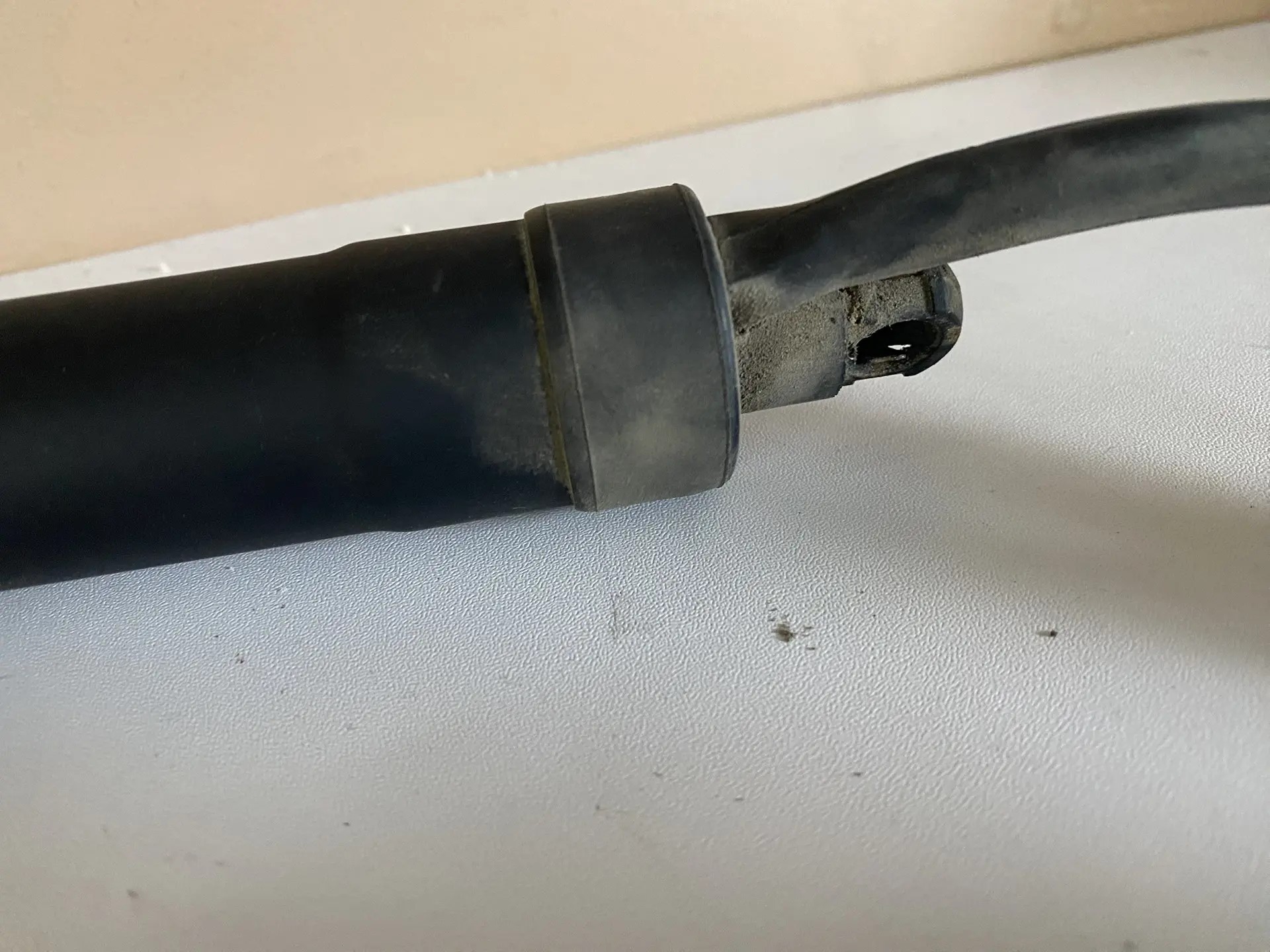 Амортизатор двери багажника правый Toyota Rav 4 2019- 689100R060  6891042060