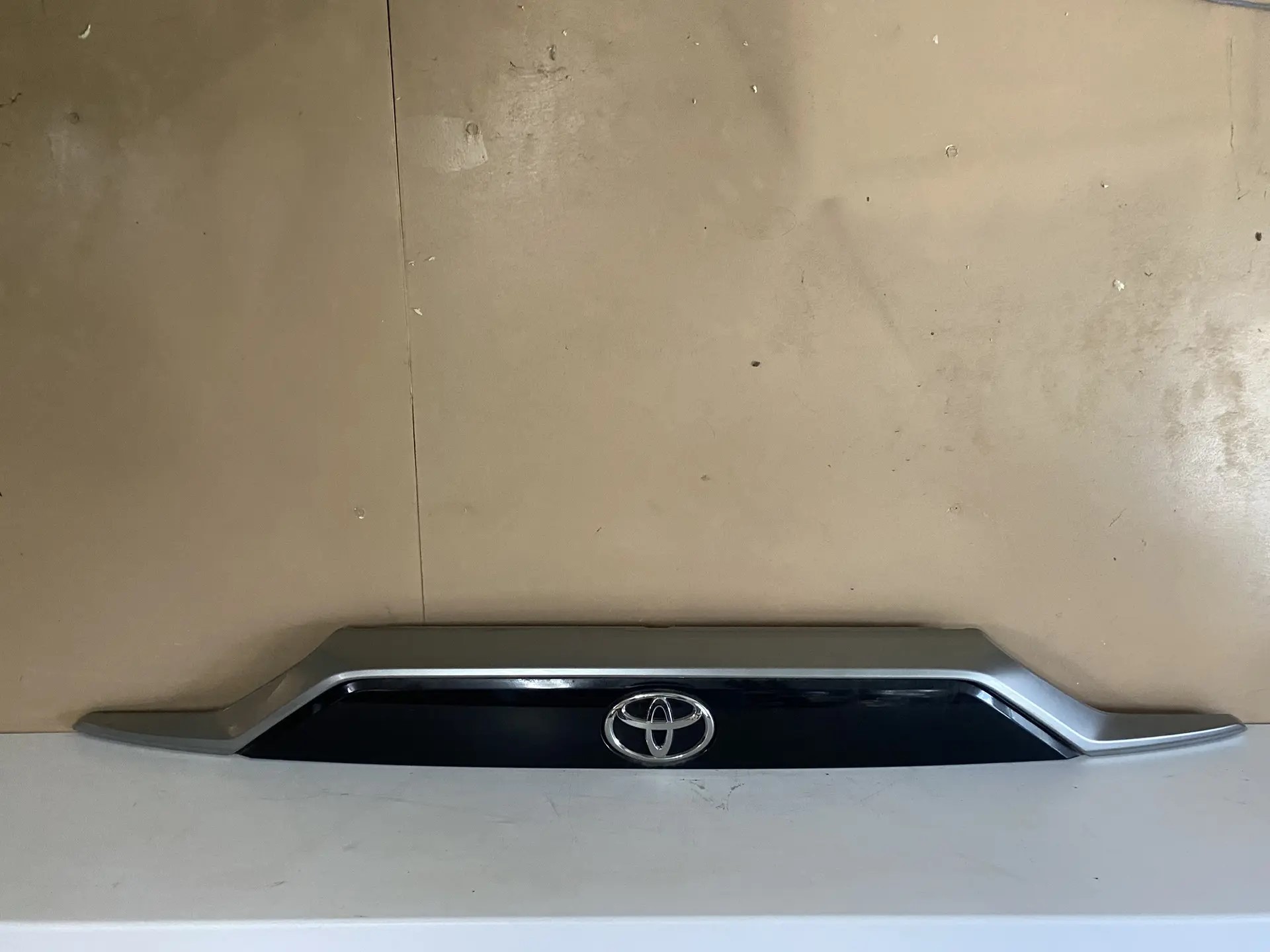 Toyota RAV-4 2019- Накладка крышки багажника Toyota Rav 4 XA50 2019- 7680142908