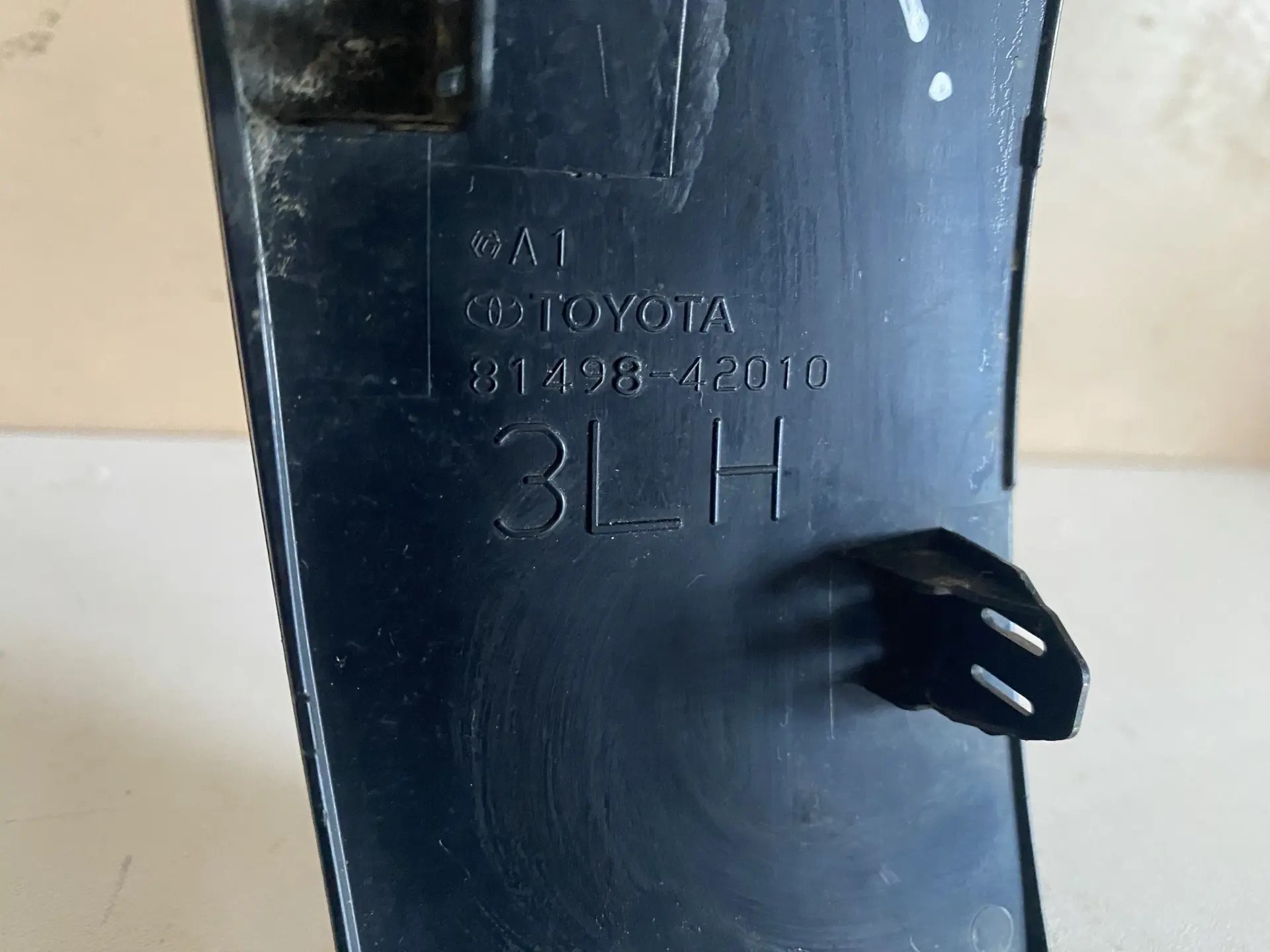 Накладка левого фонаря Toyota Rav 4 XA50 2019- 8149842010