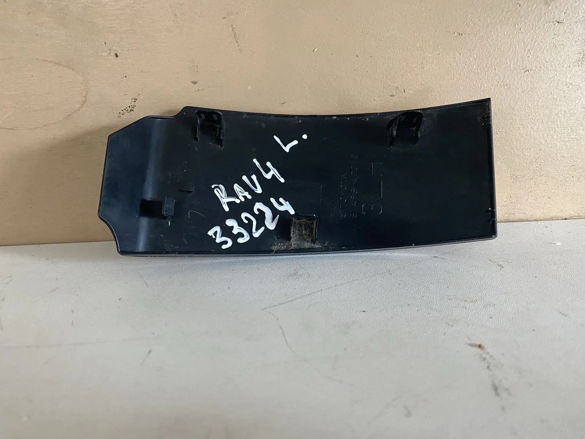 Накладка левого фонаря Toyota Rav 4 XA50 2019- 8149842010