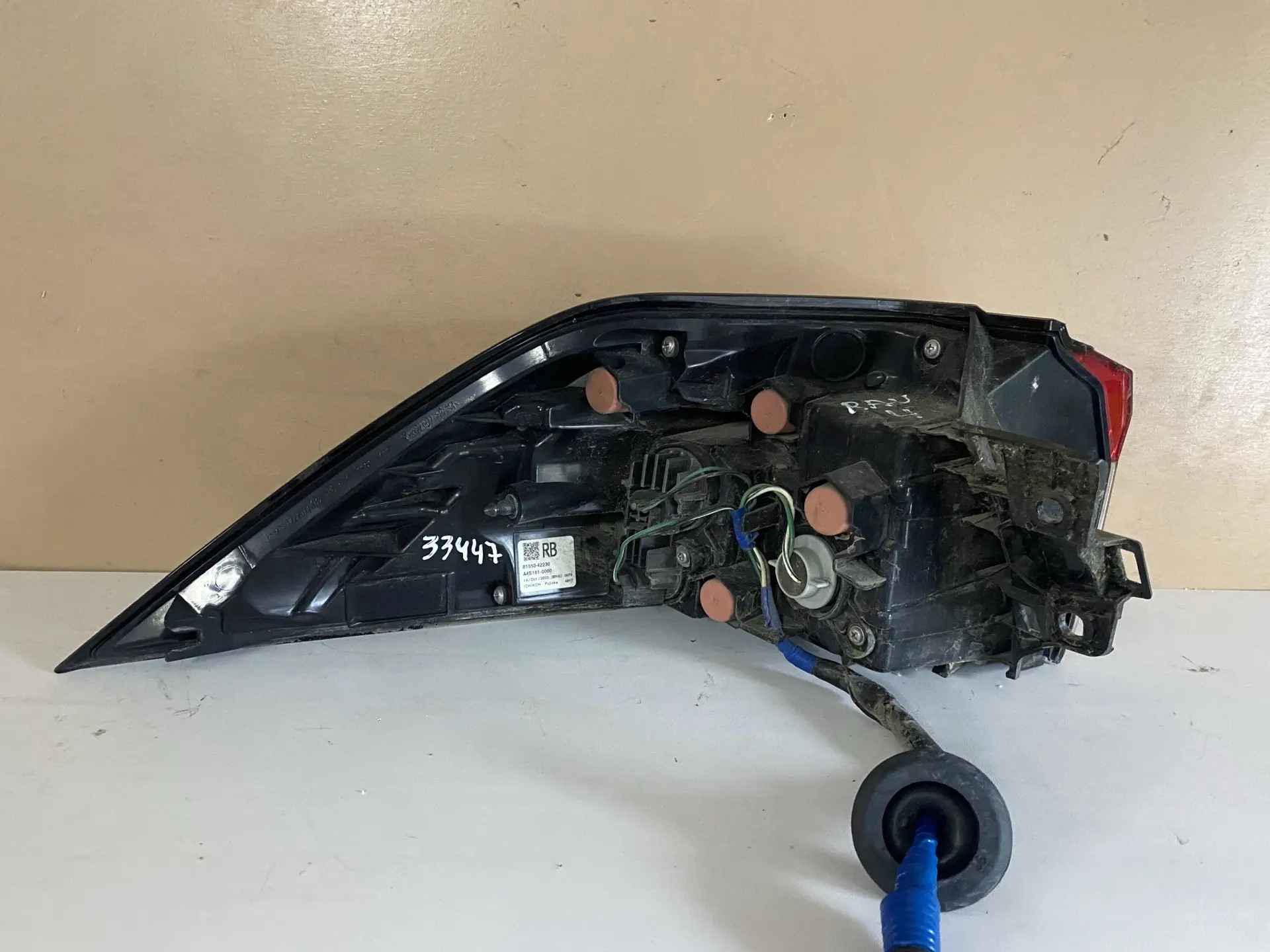 Фонарь задний правый Toyota Rav 4 XA50 2019- (ДЕФЕКТ) 8155142230