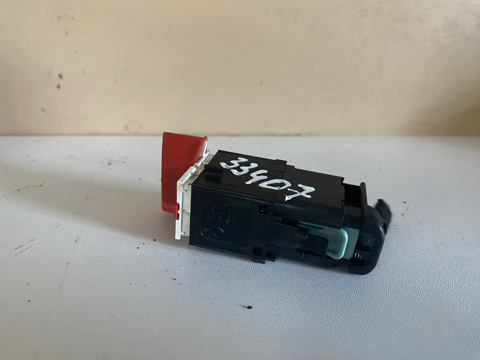 Volkswagen Touran 2003-2010 Кнопка аварийной сигнализации VW Touran ; Caddy 3 2003-2016 1T0953509B