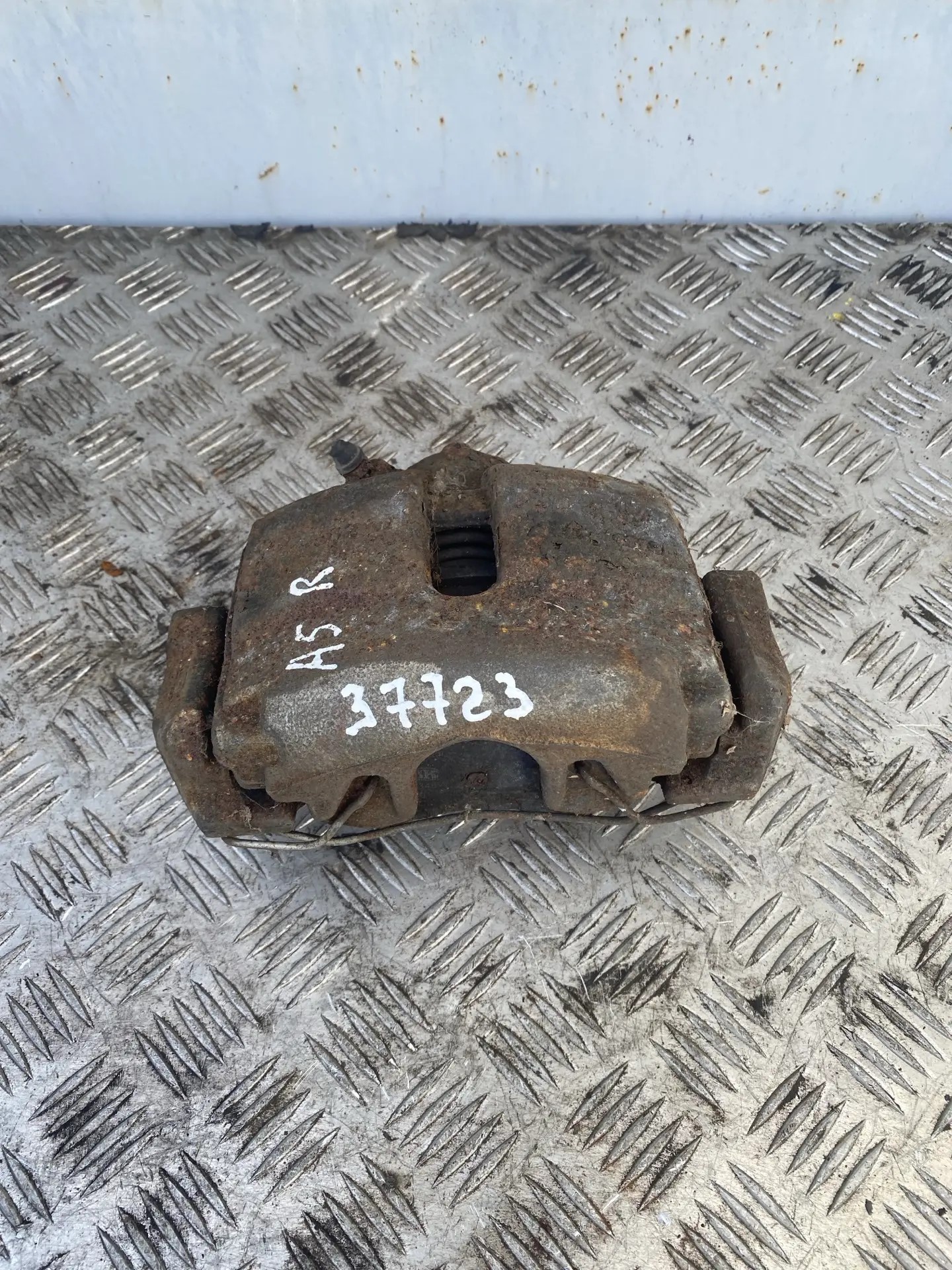 Skoda Octavia (A5 1Z-) Скоба Суппорта 1K0615125D передний правый Skoda Octavia A5 ; Polo Sedan; Yeti; Touran; Passat B6