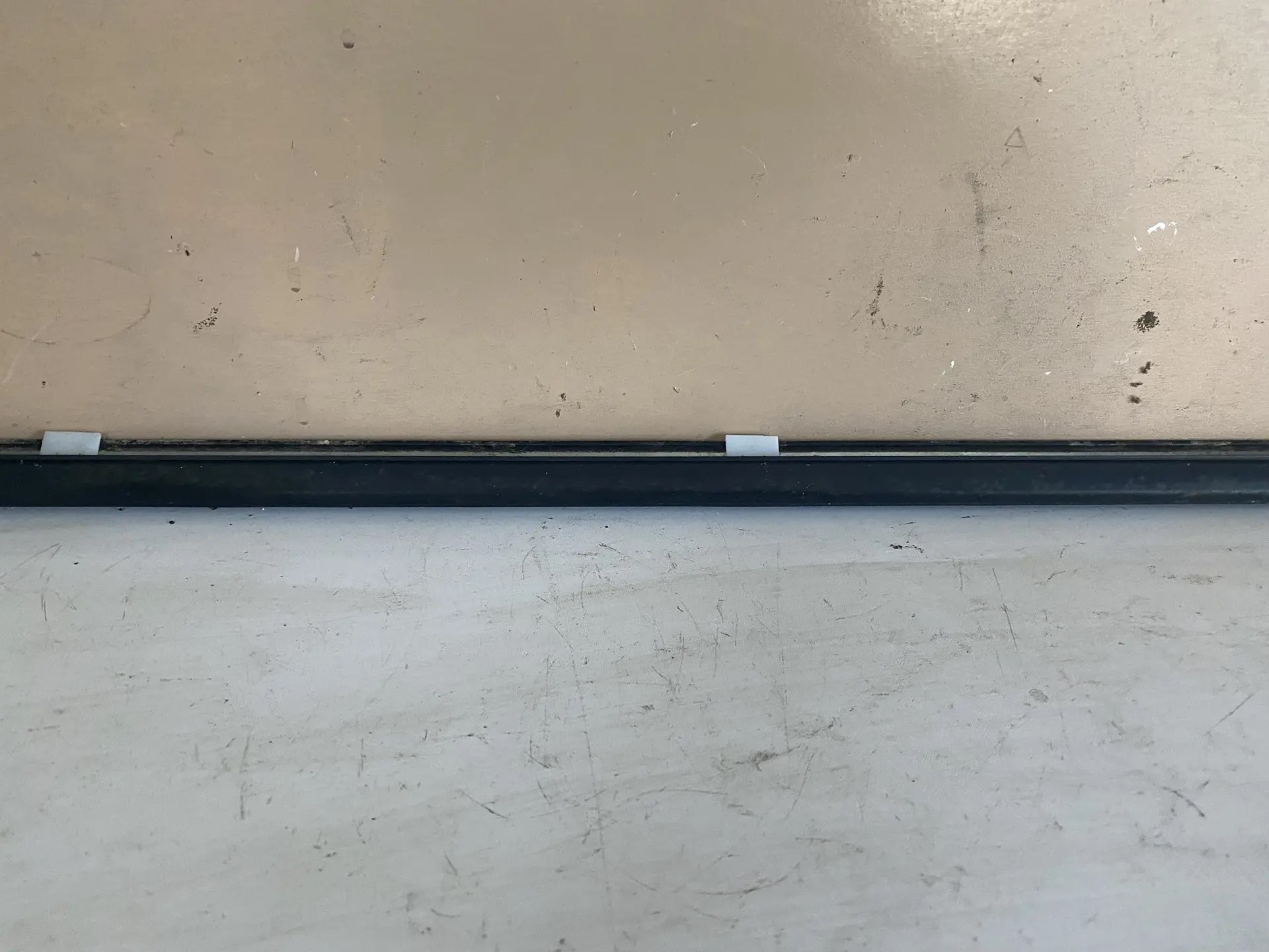 Nissan Primera P12 (2002-2007) Накладка стекла переднего левого Nissan Primera P12 2002-2007 80820AV600