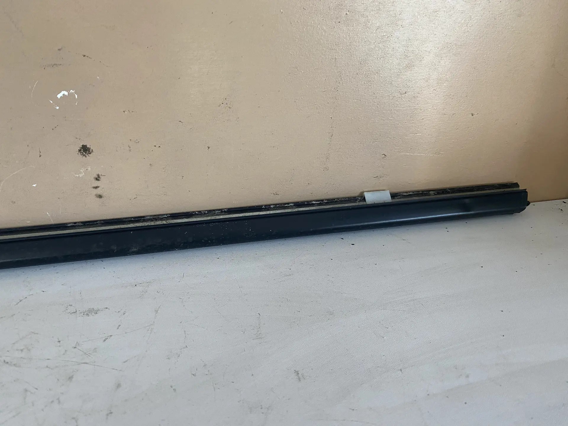 Nissan Primera P12 (2002-2007) Накладка стекла переднего левого Nissan Primera P12 2002-2007 80820AV600