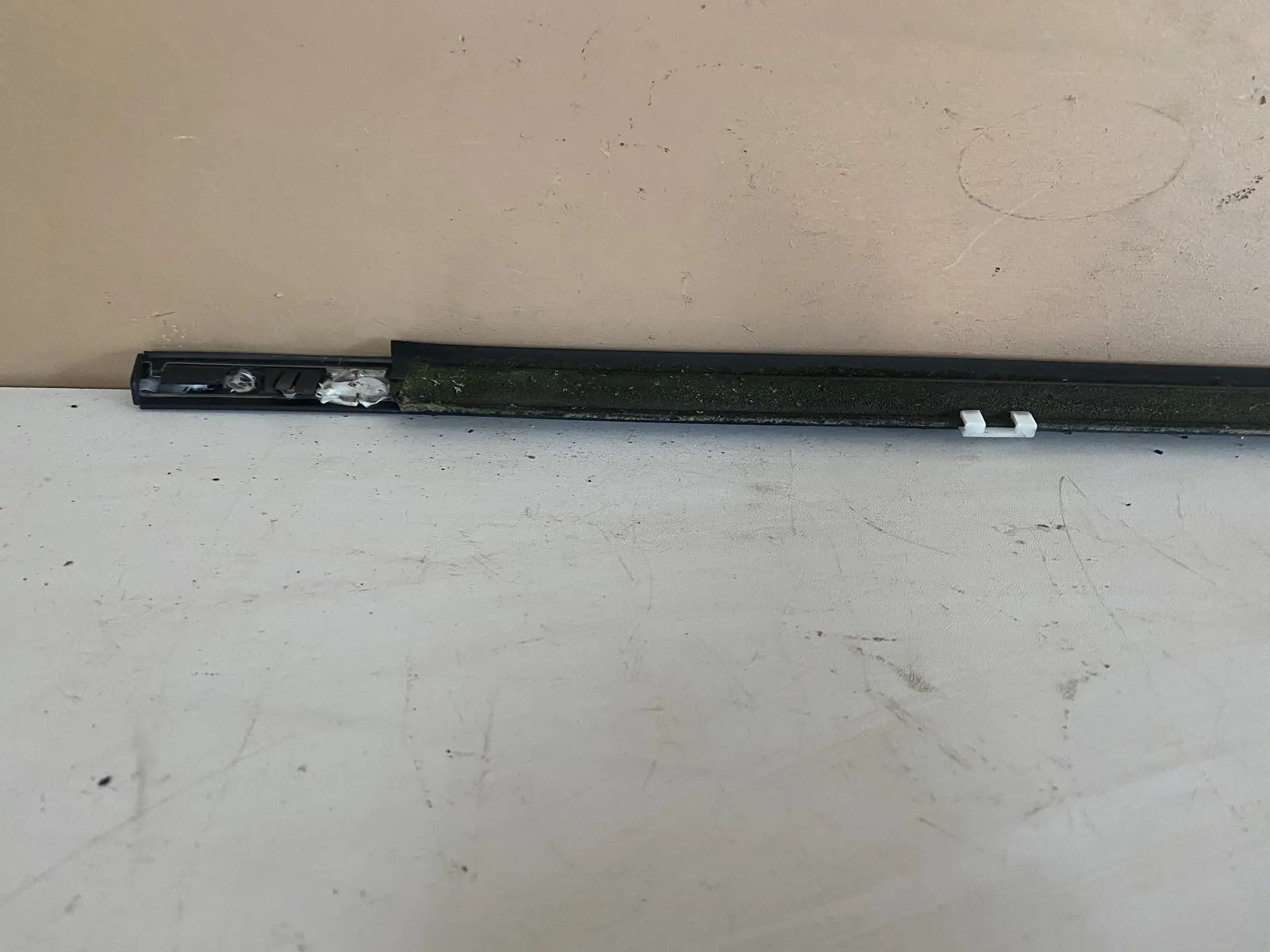 Nissan Primera P12 (2002-2007) Накладка стекла переднего левого Nissan Primera P12 2002-2007 80820AV600