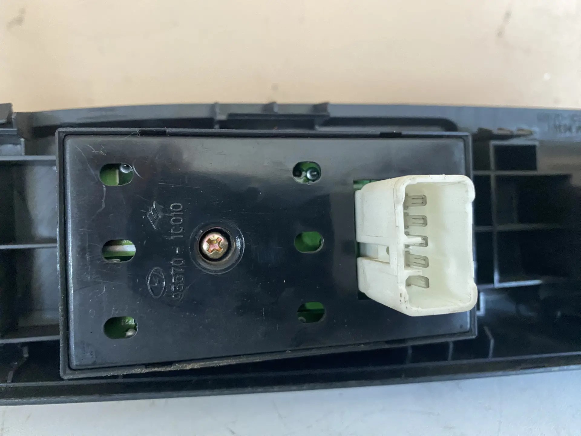 Hyundai Getz Блок управления стеклоподъемниками Hyundai Getz 2002-2010 935701C010