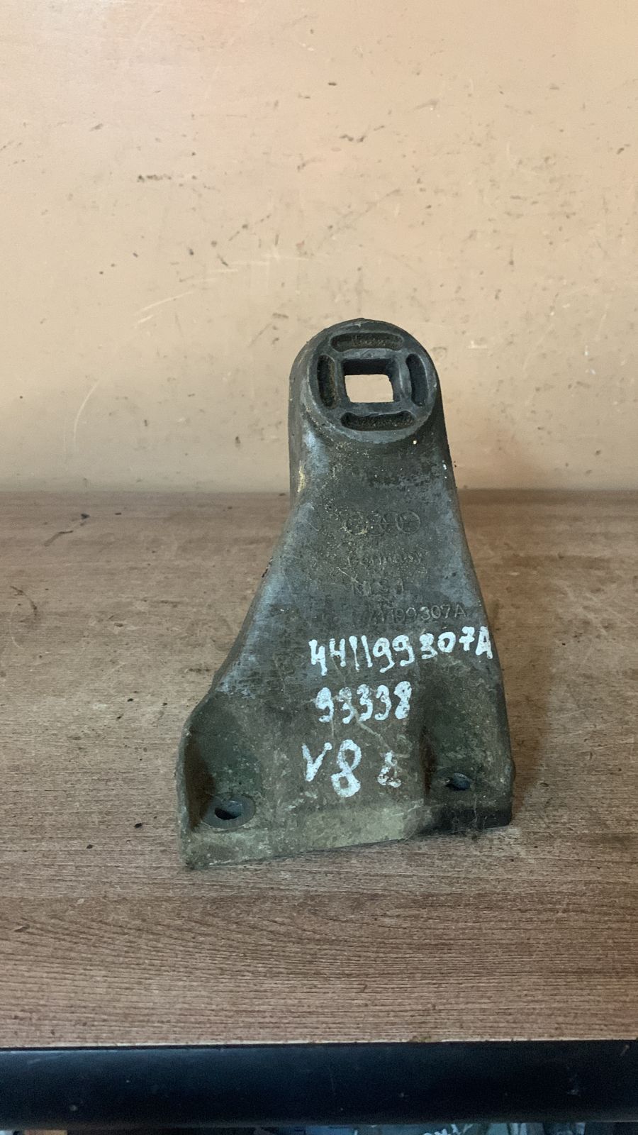 Audi V8 Кронштйен двигателя для Audi V8 1988-1994 левый 3,6 бензин PT 441199308a