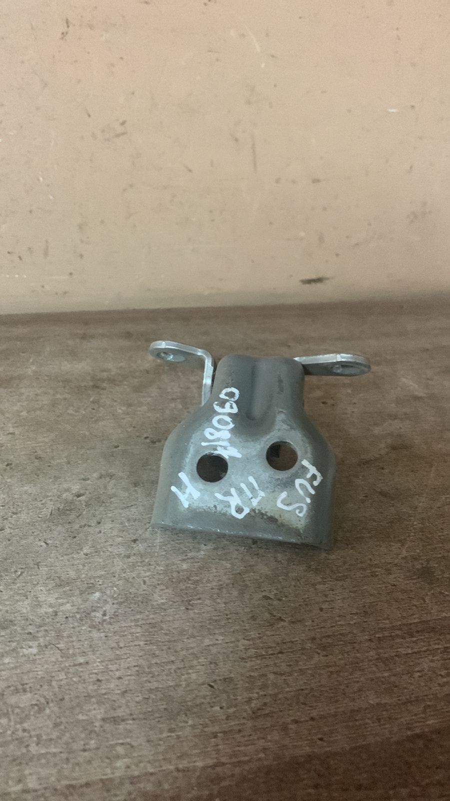 Ford Fiesta 2001-2007 Петля двери передней правой нижняя для Ford Fusion 2002>  Fiesta 2001-2008  1518392