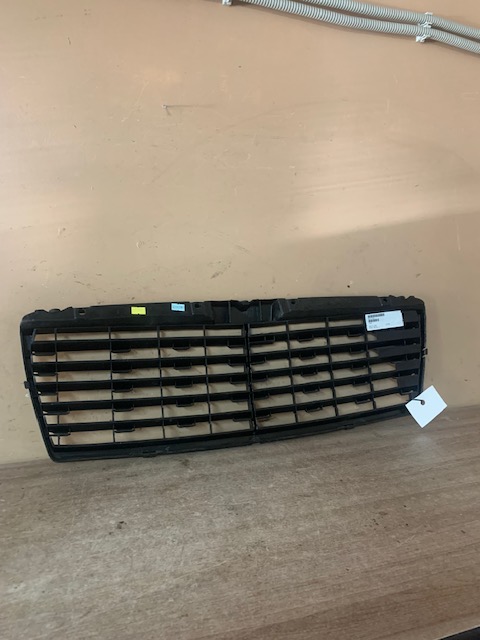 Решетка радиатора MB W210E (95-99) mod. Avangard  BZ07008GA