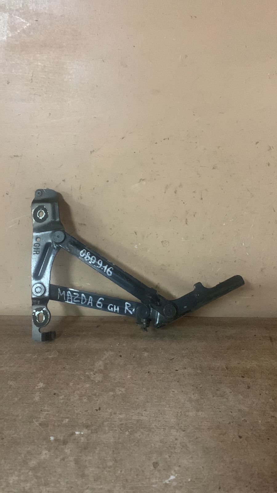 Петля капота правая для Mazda 6 (GH) 2007-2012 (GS1D52410A)