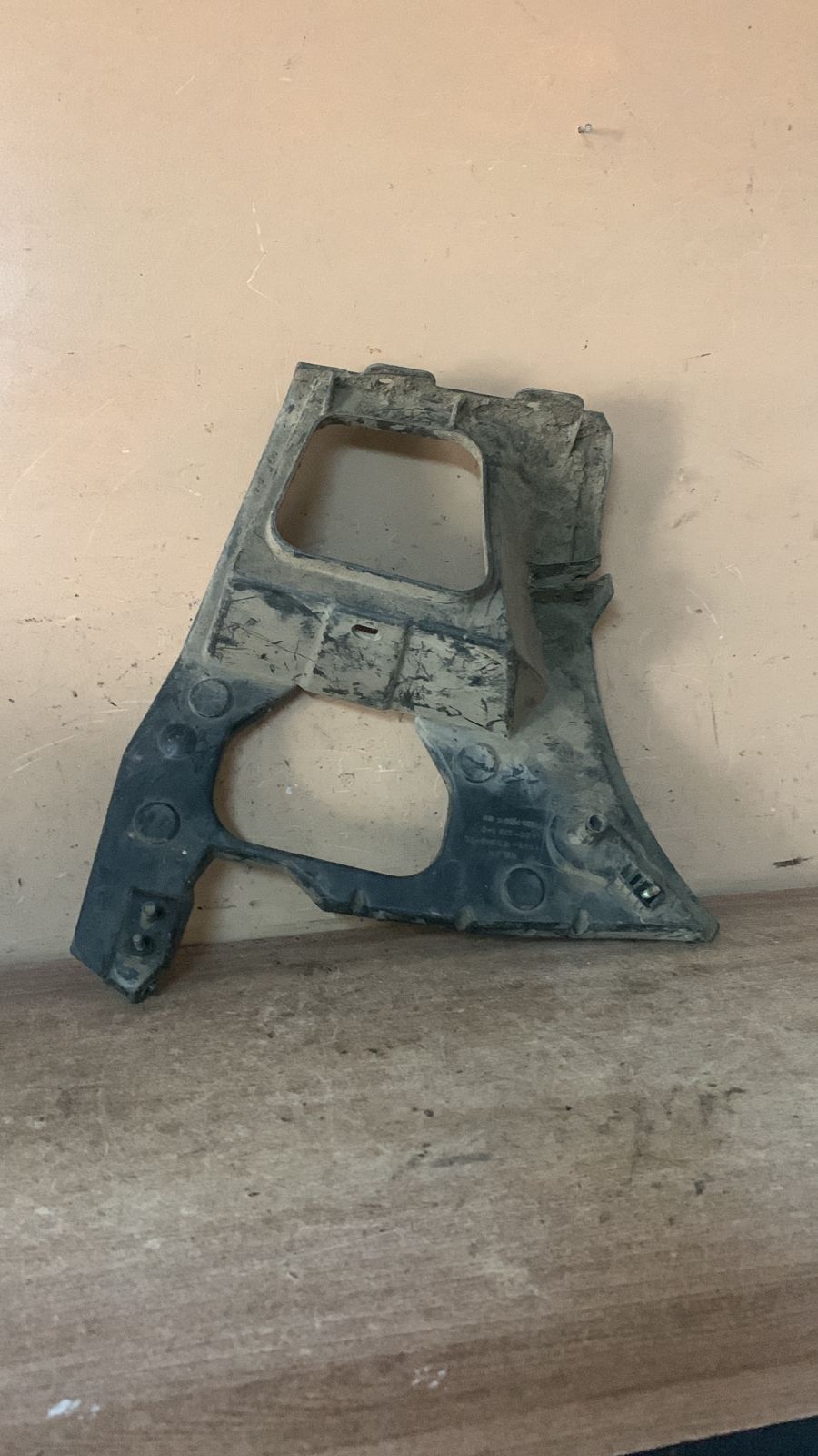 Кронштейн заднего бампера левый Ford Focus I (1998 - 2005)  ys4x170948