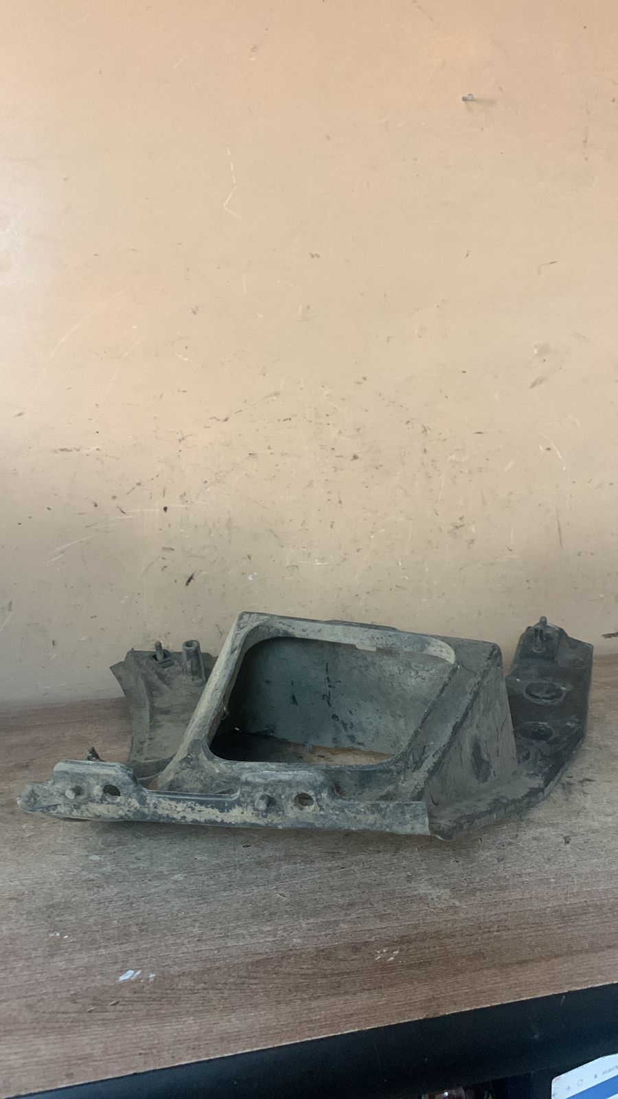 Кронштейн заднего бампера левый Ford Focus I (1998 - 2005)  ys4x170948