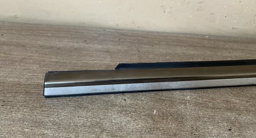 Накладка стекла заднего левого  Mercedes Benz W220 1998-2005 (ЛОНГ ХРОМ A2206900580)