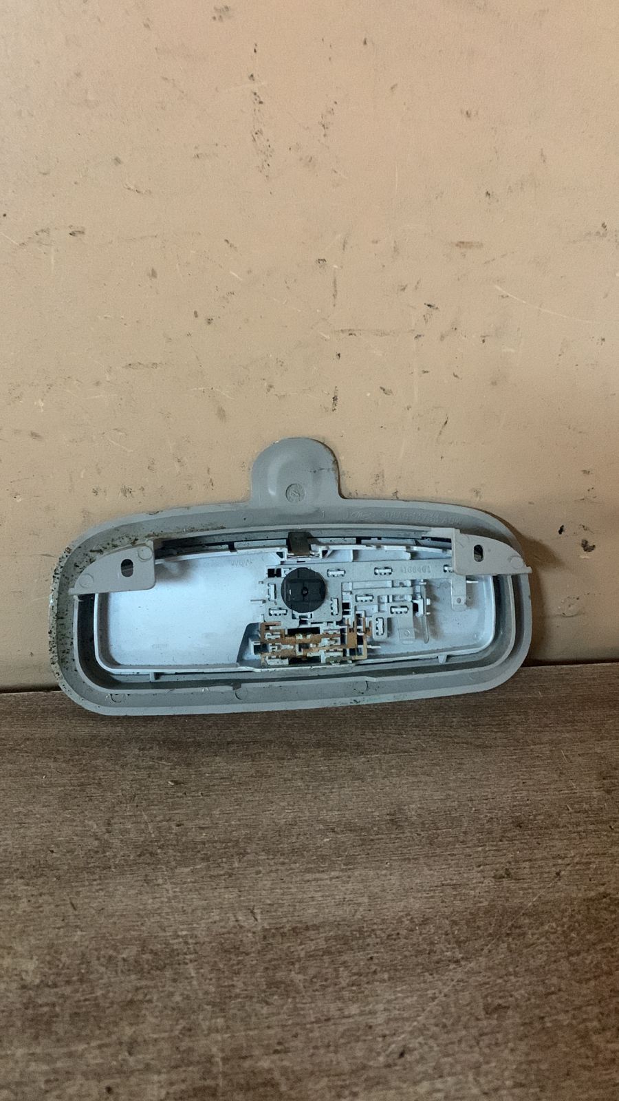 Плафон салонный для Ford Fusion 2002>.  (ПЕРЕДНИЙ XS4113776AA 4704788)