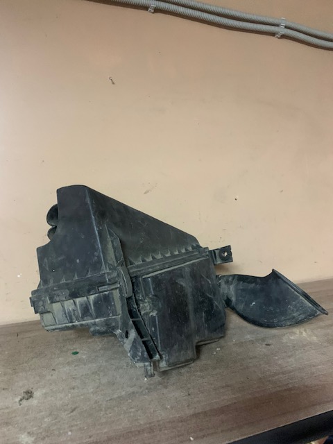 Корпус воздушного фильтра Mitsubishi Space Star Carisma 2001 MR224493 30824541 MB957382
