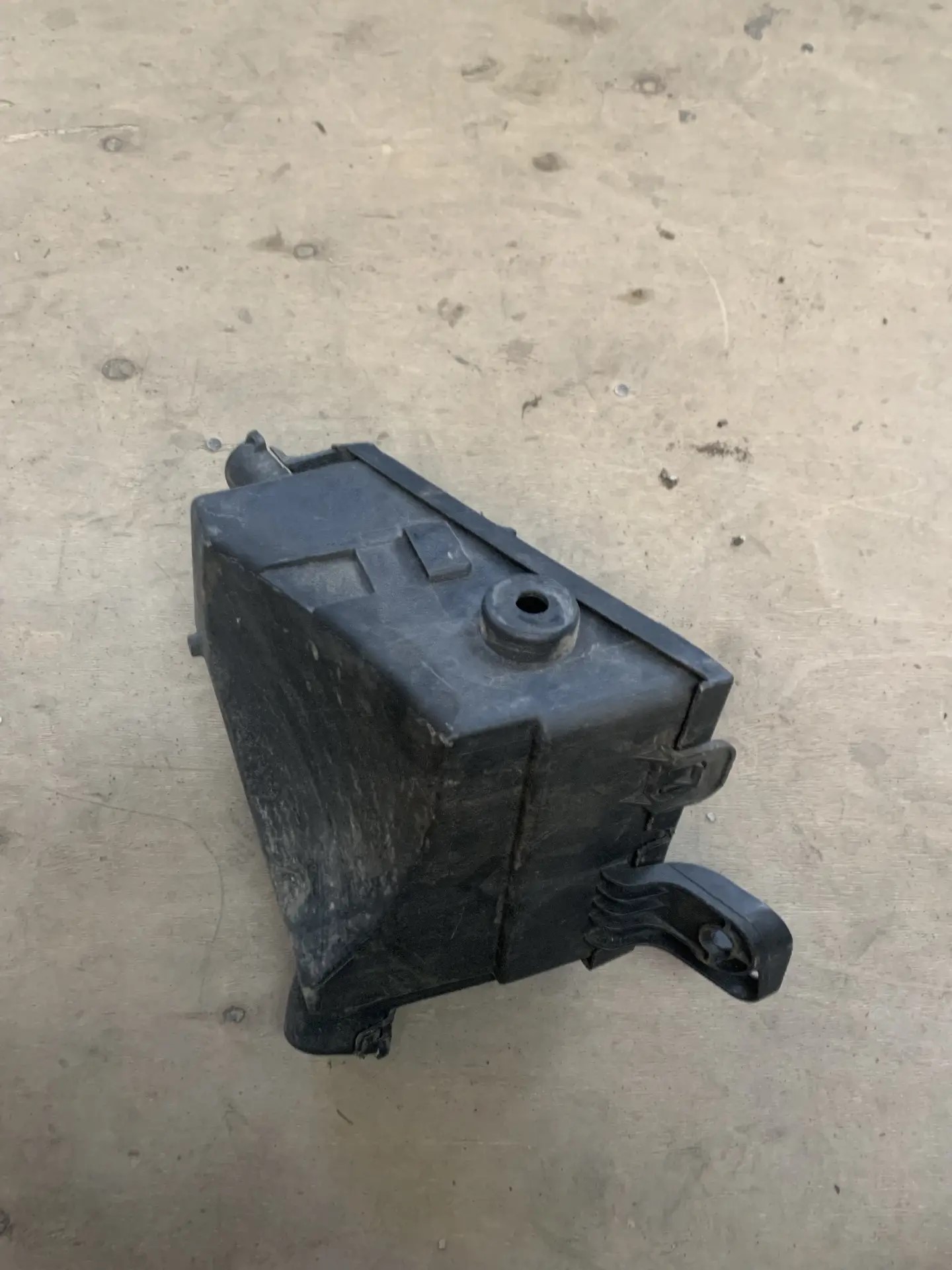 Renault Logan 2005-2014 Корпус блока предохранителей для Renault Logan 2005-2014  (243800196R) СЛОМАНЫ КРЕПЛЕНИЯ