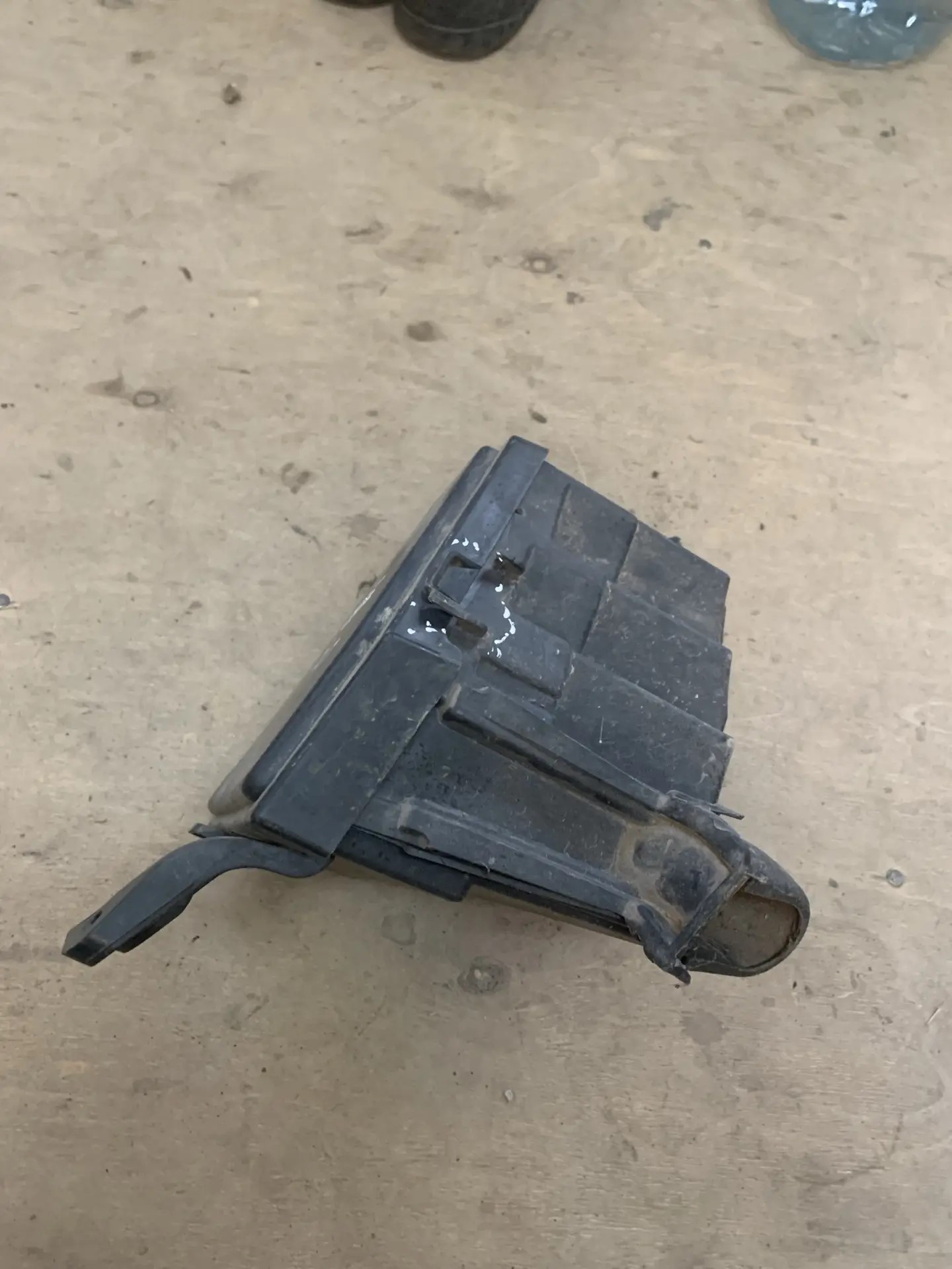 Renault Logan 2005-2014 Корпус блока предохранителей для Renault Logan 2005-2014  (243800196R) СЛОМАНЫ КРЕПЛЕНИЯ