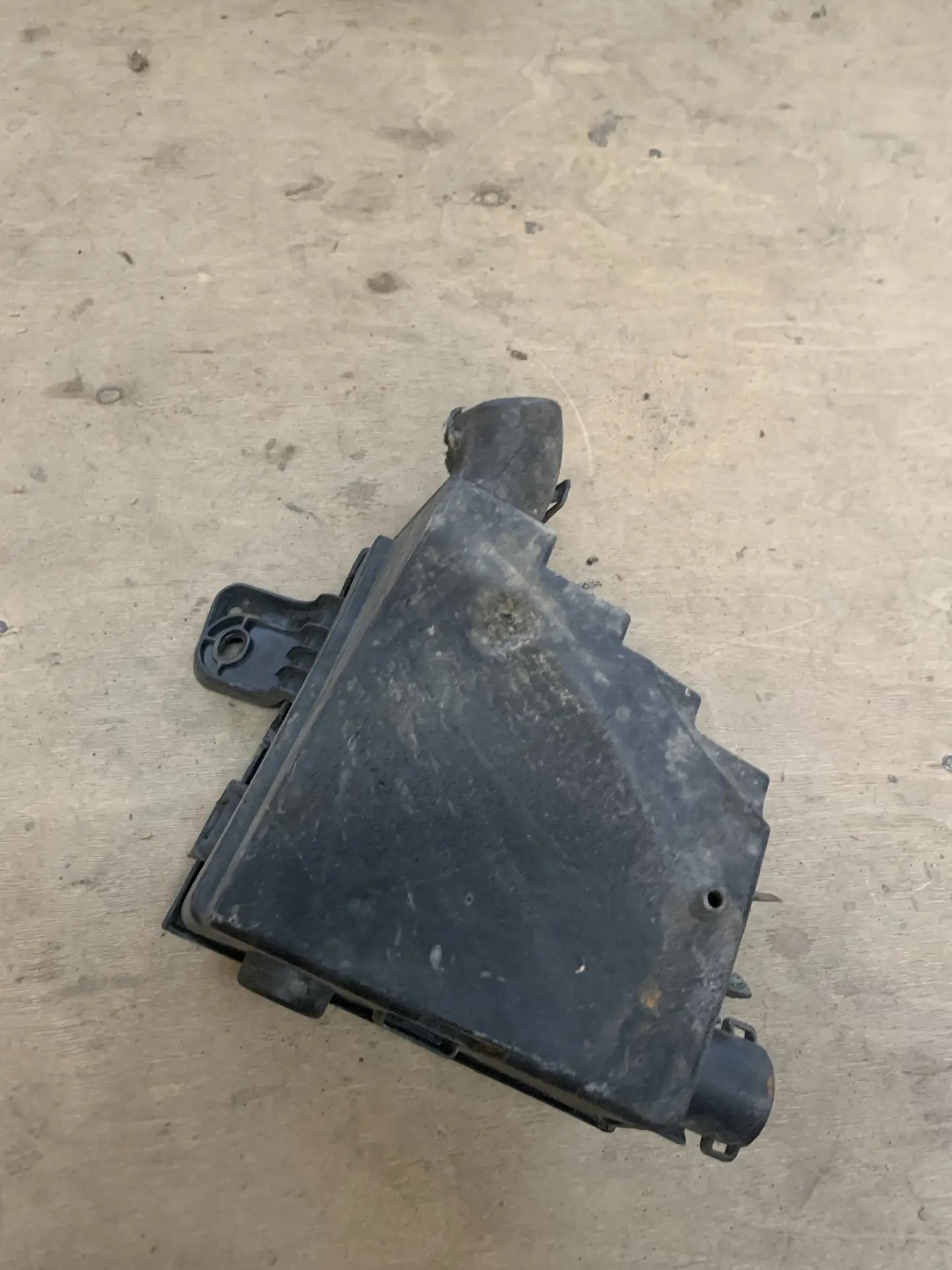 Renault Logan 2005-2014 Корпус блока предохранителей для Renault Logan 2005-2014  (243800196R) СЛОМАНЫ КРЕПЛЕНИЯ