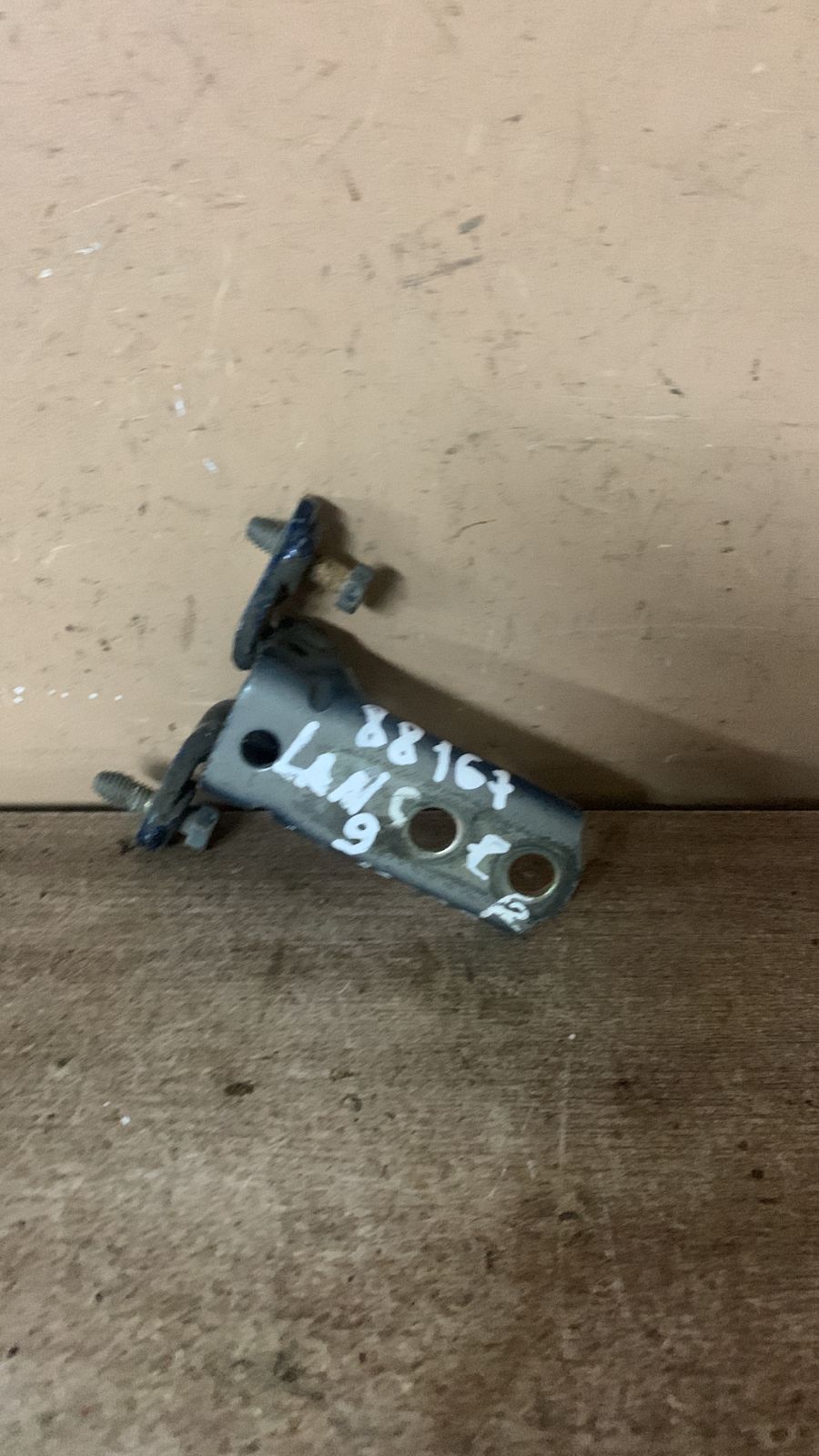Петля двери MITSUBISHI LANCER (ЛЕВАЯ СТОРОНА НИЗ-ПЕРЕДНЯЯ ПРАВАЯ ВЕРХ) MR302271