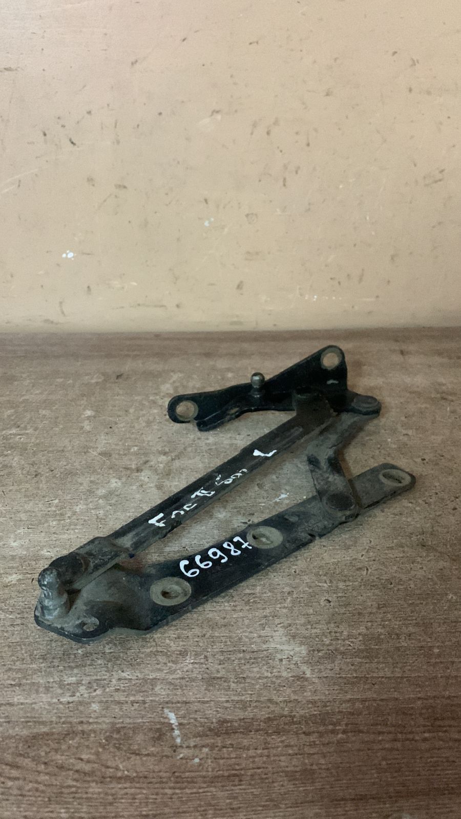Ford FOCUS 2 2005-2008 Петля крышки багажника FORD FOCUS I/FOCUS II (ЛЕВАЯ) YS41F42701CB