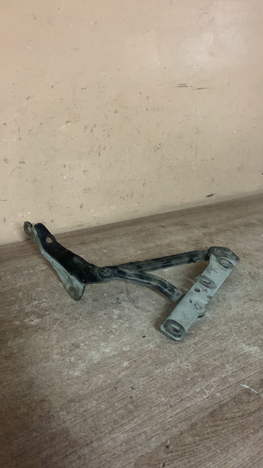 Ford FOCUS 2 2005-2008 Петля крышки багажника FORD FOCUS I/FOCUS II (ЛЕВАЯ) YS41F42701CB