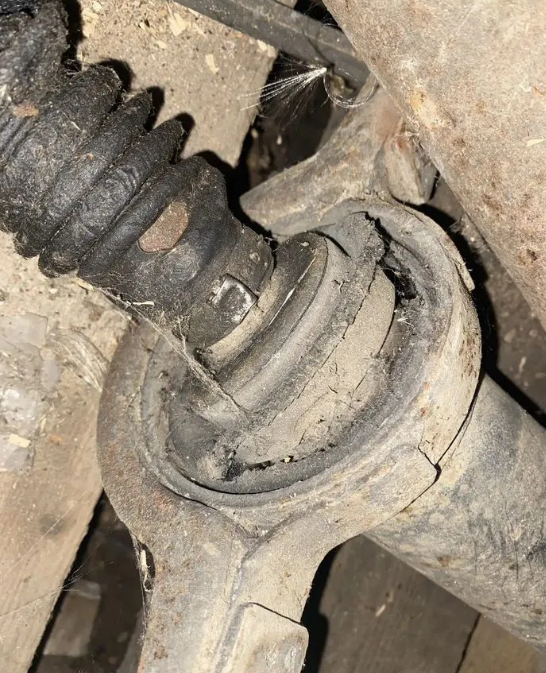 Hyundai Santa Fe (CM) Вал карданный для Hyundai Santa Fe (CM) 2005-2012 (2.7i 24V G6EA; АКПП) (493002B500) Пыльник и подвесной порваны