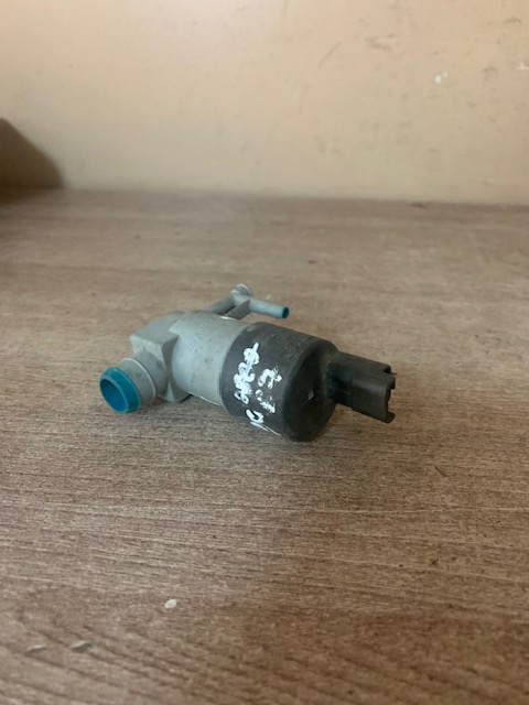 Renault Clio-Symbol 1998-2008 Насос омывателя Fluence 2010-2017;C4 2005-2011;C5 2004-2008;C1 2005-2014;Logan 2005-2014;Megane II 2003-2009;307 2001-2008;206 1998-2012;607 2000-2010;C5 2001-2004;Clio II/Symbol 1998-2008;Berlingo (M49) 1996-2002 (1 ОТВОД 7700428390)  9641553880