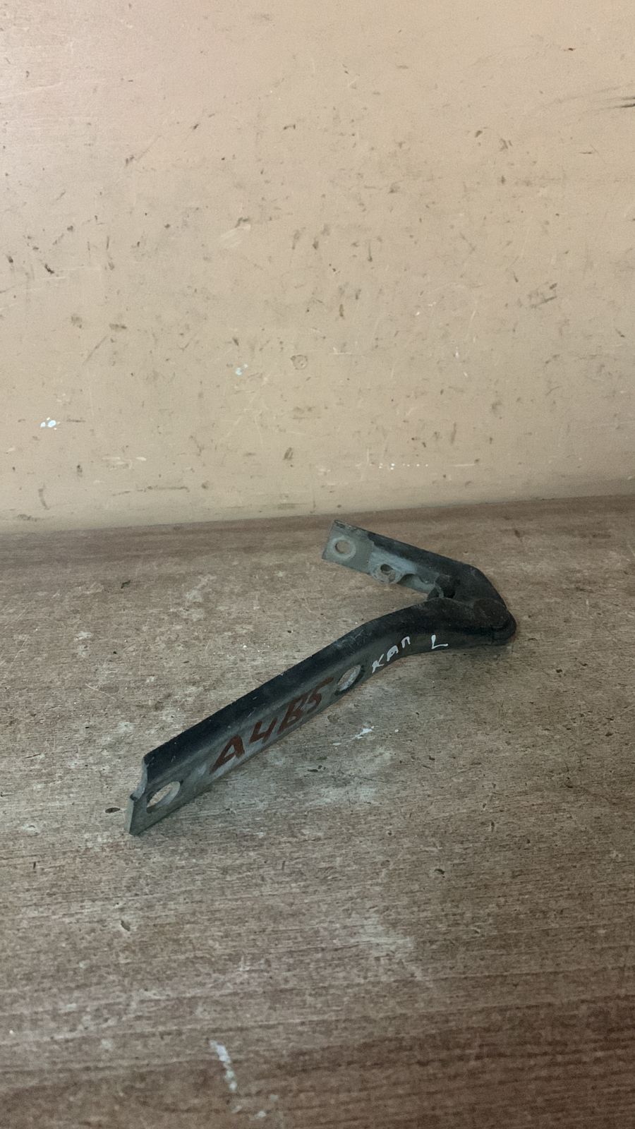 Volkswagen Passat B5 1996-2000 Петля капота левая AUDI A4 [B5] (1994-2000)/ VW PASSAT [B5] (1996-200 8D0823301A