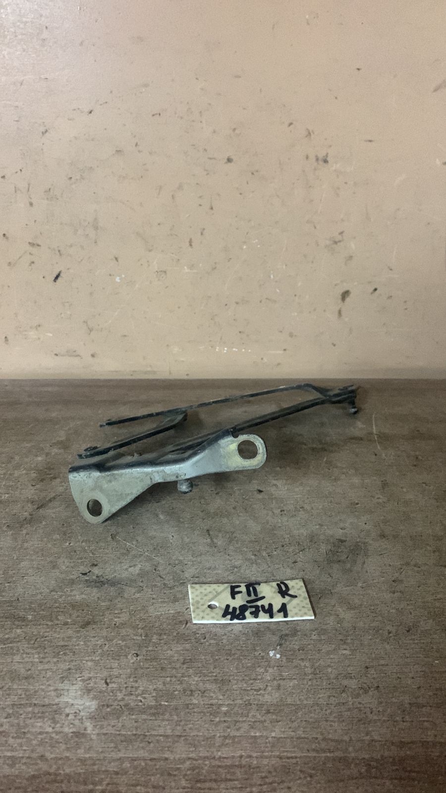 Ford FOCUS 2 2005-2008 Петля крышки багажника FORD FOCUS I/FOCUS II (ПРАВАЯ) XS41F42700AF  1595457