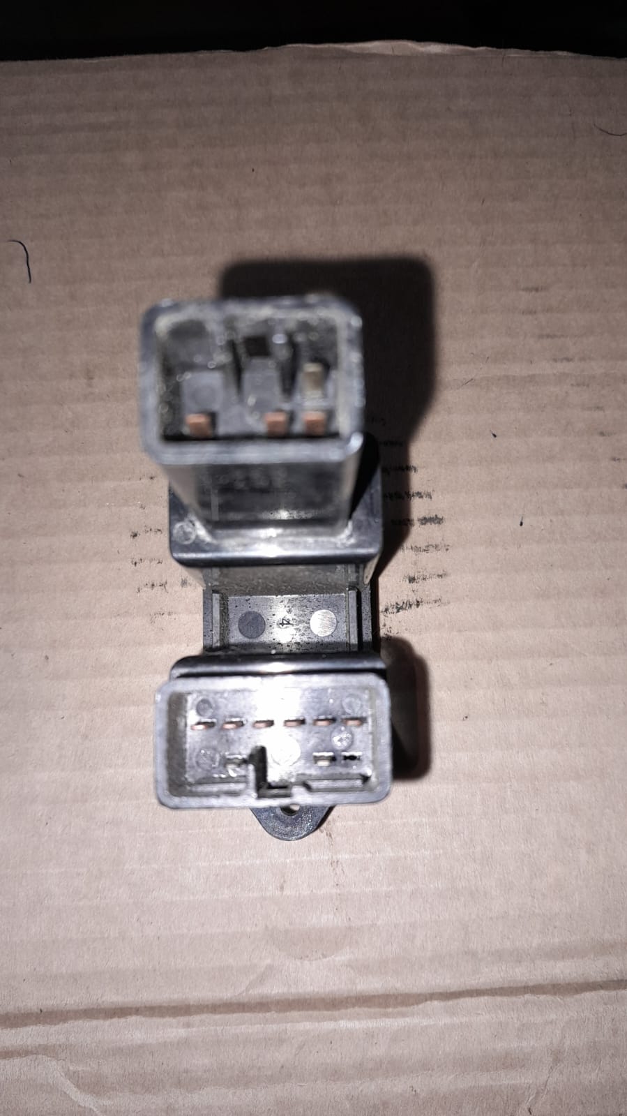 Toyota Corolla E10 Кнопка обогрева заднего стекла для Toyota Corolla E10 1992-1997 (+аварийка) 8433212390  8433212330
