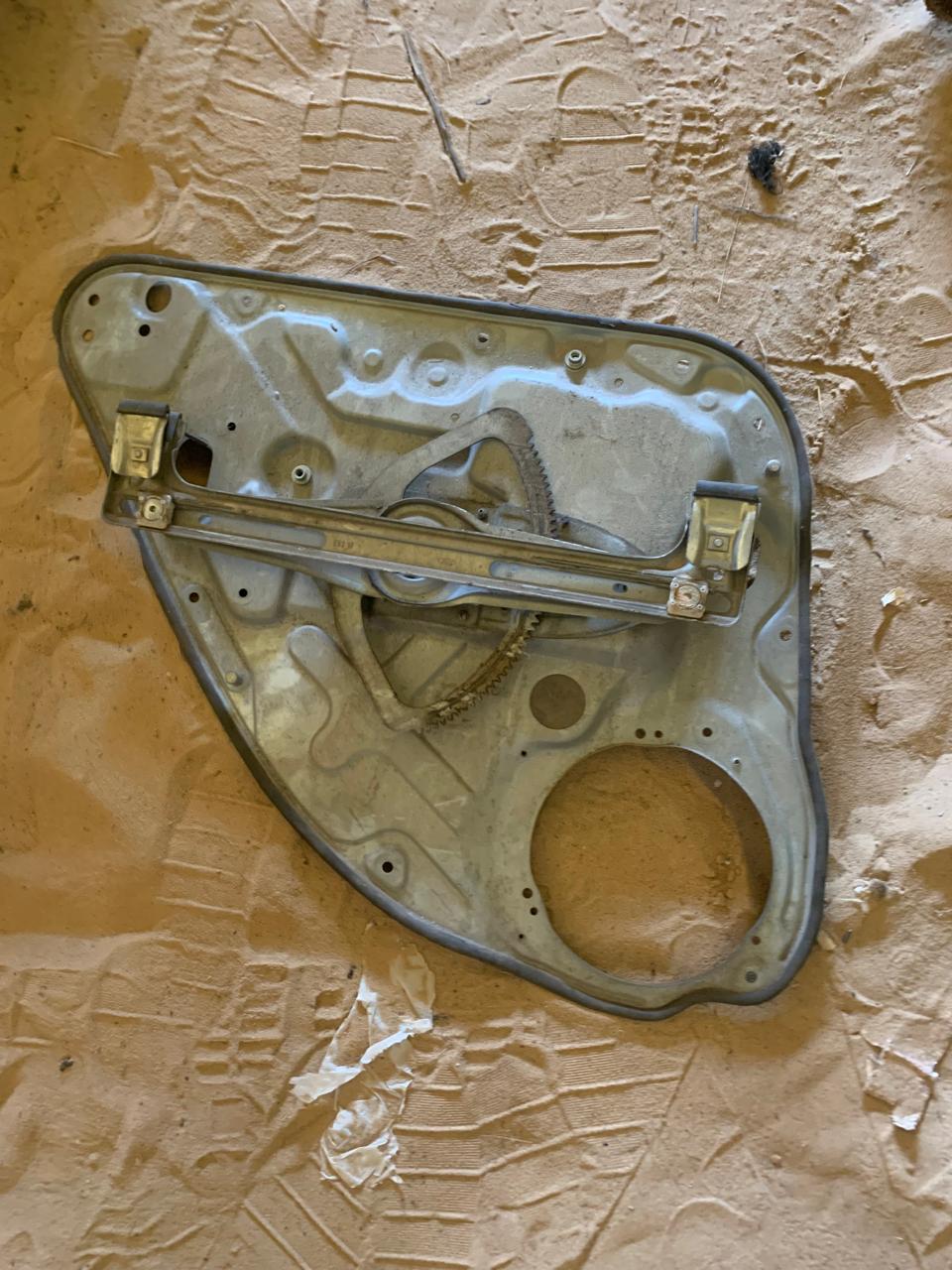 Ford FOCUS 2 2005-2008 Стеклоподъемник механ. задний правый для Ford Focus II 2005-2008; Focus II 2005-2008;C-MAX 2003-2011  ( 7M51A24994BA; 1738643)