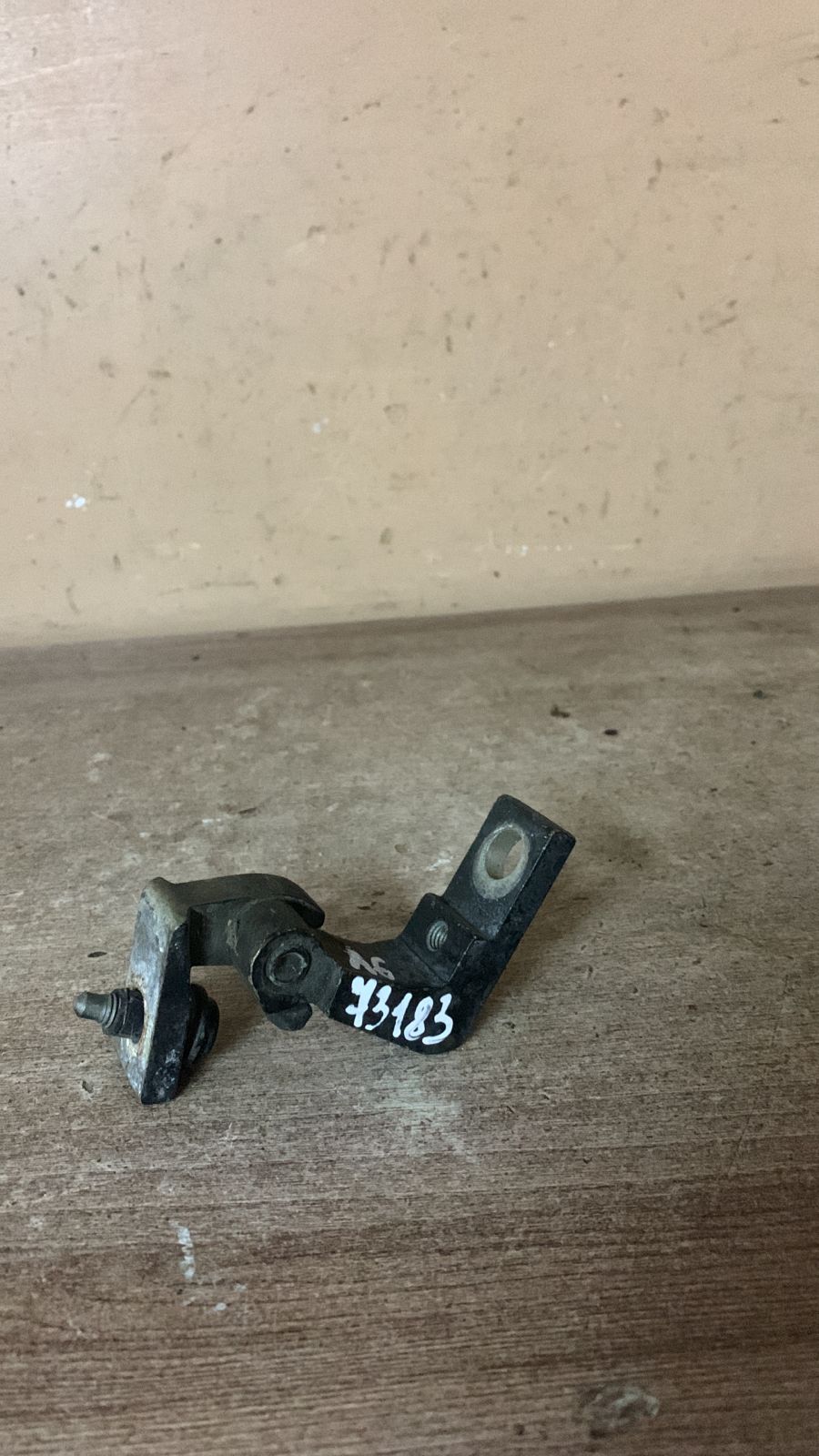 Audi A6 [C6,4F] Петля двери передней правой верхняя A6 [C6,4F] 2004-2011;A3 [8PA] Sportback 2004-2013;A3 [8P1] 2003-2013;Allroad quattro 2006-2012 (8E0831402B