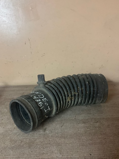 Ford Mondeo I Патрубок воздушного фильтра Mondeo II 1996-2000;Mondeo I 1993-1996 (1.8 16V ZETEC 115л.с. 97BB9C623BA)