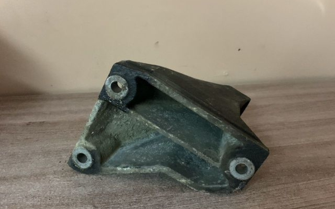 Audi V8 Кронштейн двигателя  для Audi V8 1988-1994 правый