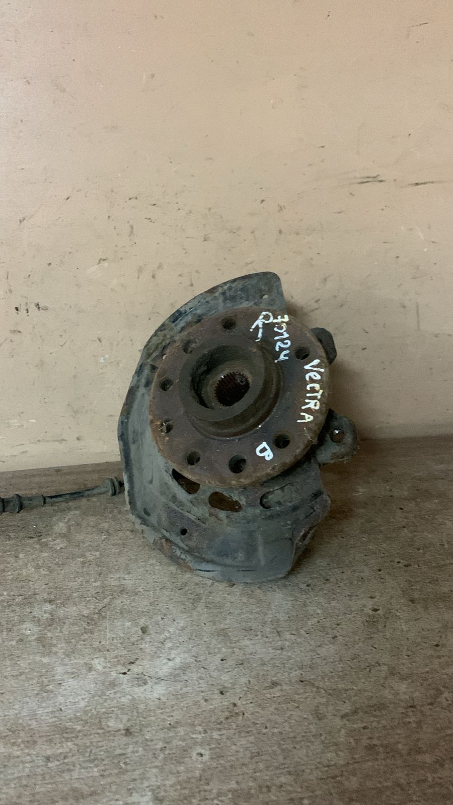 Opel Vectra B Кулак поворотный передний правый для Opel Vectra B 1995-1999 90468578