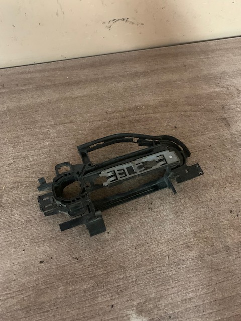 Audi A6 [C6,4F] Кронштейн ручки AUDI A6 [C6,4F] 2005-2011;Allroad quattro 2006-2012 (ПРАВОЙ 4F0837886 4F0837886D)
