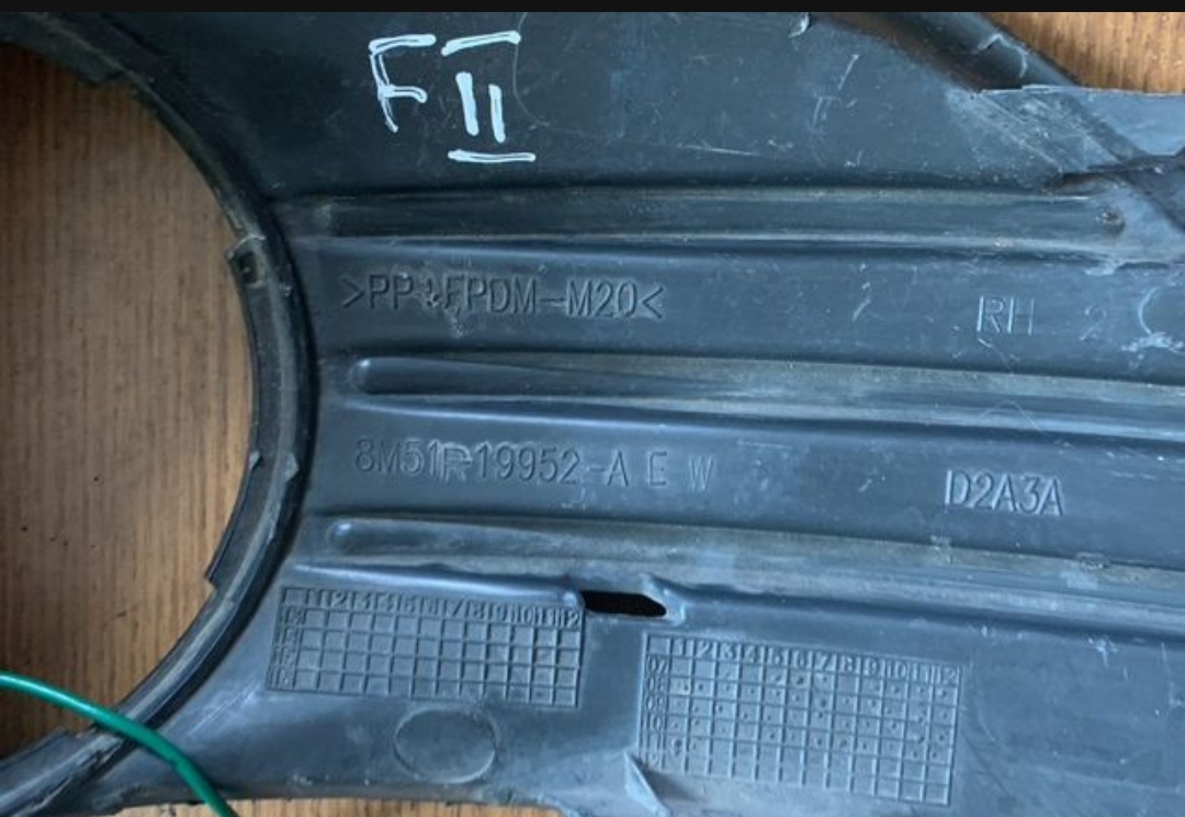 Решетка в бампер правая С ОТВЕРСТИЯМИ ПОД ПТФ FORD FOCUS II (2008-2011) БЕЗ ХРОМА